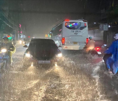 Thành phố Hồ Chí Minh ngập nặng sau mưa lớn